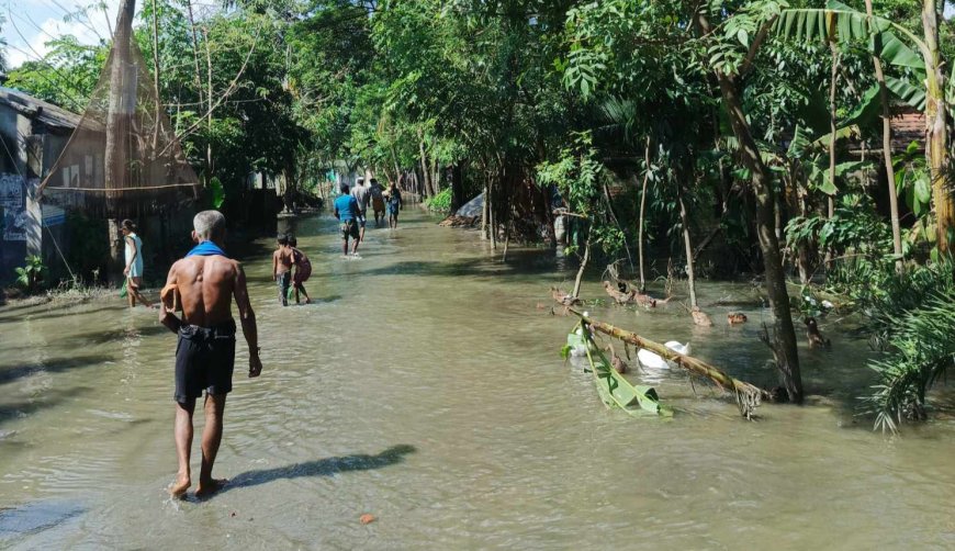 সাতক্ষীরা জেলার তালা উপজেলায় দুই মাস পানির নিচে ৩৮ লাখ মানুষ