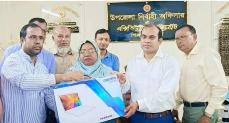 বগুড়ায় শিবগঞ্জে প্রাথমিক বিদ্যালয়ের শিক্ষকরা পেলেন ল্যাপটপ