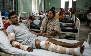 লক্ষ্মীপুর জেলার রামগঞ্জ উপজেলার ১০ নং ভাটরা ইউনিয়নের ২ নং ওয়ার্ডের নান্দিয়ারা গ্রামের কামার বাড়ির বাসিন্দা ইসমাইল হোসেন (পিতা: মমিন হোসেন), পেশায় একজন দিনমজুর, বর্তমানে গুরুতর আহত অবস্থায় চিকিৎসাধীন রয়েছেন।
জানা যায়, জীবিকার তাগিদে গাছের ডাল কাটতে গিয়ে তিনি হঠাৎ বিদ্যুৎস্পৃষ্ট হন। এতে তিনি গাছ থেকে নিচে পড়ে মারাত্মকভাবে আহত হন। দুর্ঘটনায় তার দুই পা এবং কোমরের হাড় ভেঙে যায়। পরে স্থানীয়রা তাকে উদ্ধার করে মগবাড়ির পঙ্গু হাসপাতালে ভর্তি করেন।
চিকিৎসকদের মতে, তার সুস্থ হতে দীর্ঘমেয়াদি চিকিৎসা ও অপারেশনের প্রয়োজন। কিন্তু পরিবারের আর্থিক অবস্থা অত্যন্ত দুর্বল হওয়ায় চিকিৎসার ব্যয় বহন করা তাদের পক্ষে অসম্ভব হয়ে পড়েছে। একমাত্র উপার্জনক্ষম ব্যক্তি গুরুতর আহত হওয়ায় পরিবারটি চরম সংকটে দিন কাটাচ্ছে।
এমতাবস্থায় ইসমাইল হোসেনের পরিবার সমাজের বিত্তবান ব্যক্তি, প্রবাসী ও হৃদয়বান মানুষের কাছে আর্থিক সহায়তার আবেদন জানিয়েছেন, যাতে তার প্রয়োজনীয় চিকিৎসা অব্যাহত রাখা সম্ভব হয় এবং তিনি আবার স্বাভাবিক জীবনে ফিরতে পারেন।
সাহায্য পাঠানোর মাধ্যম (বিকাশ/নগদ): ০১৯৬৮৬৯৯৪১৩
মানবিক দৃষ্টিকোণ থেকে সকলের সহযোগিতা কামনা করা হয়েছে। আপনার সামান্য সহায়তাই একটি অসহায় পরিবারের জন্য বেঁচে থাকার আশার আলো হতে পারে।
সংবাদ প্রেরক:
মোঃ নাছির উদ্দিন
রামগঞ্জ উপজেলা প্রতিনিধি
জনগণের কন্ঠ